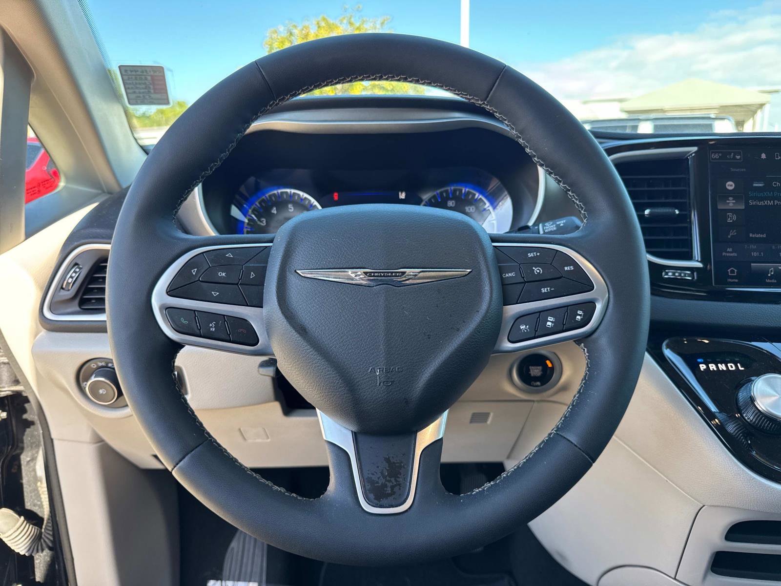 Used 2024 Chrysler Pacifica Touring-L image 28