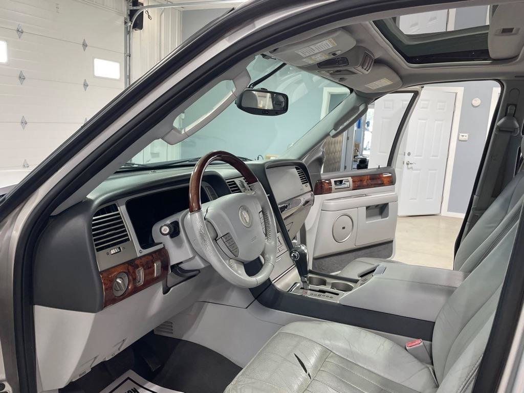Used 2005 Lincoln Navigator Luxury AWD/4WD image 9