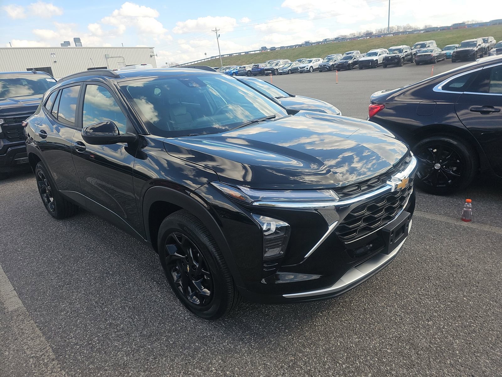 Used 2025 Chevrolet Trax LT w/ LT Convenience Package image 3