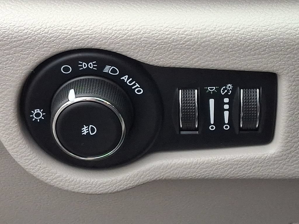 Used 2021 Chrysler Pacifica Touring-L FWD image 25