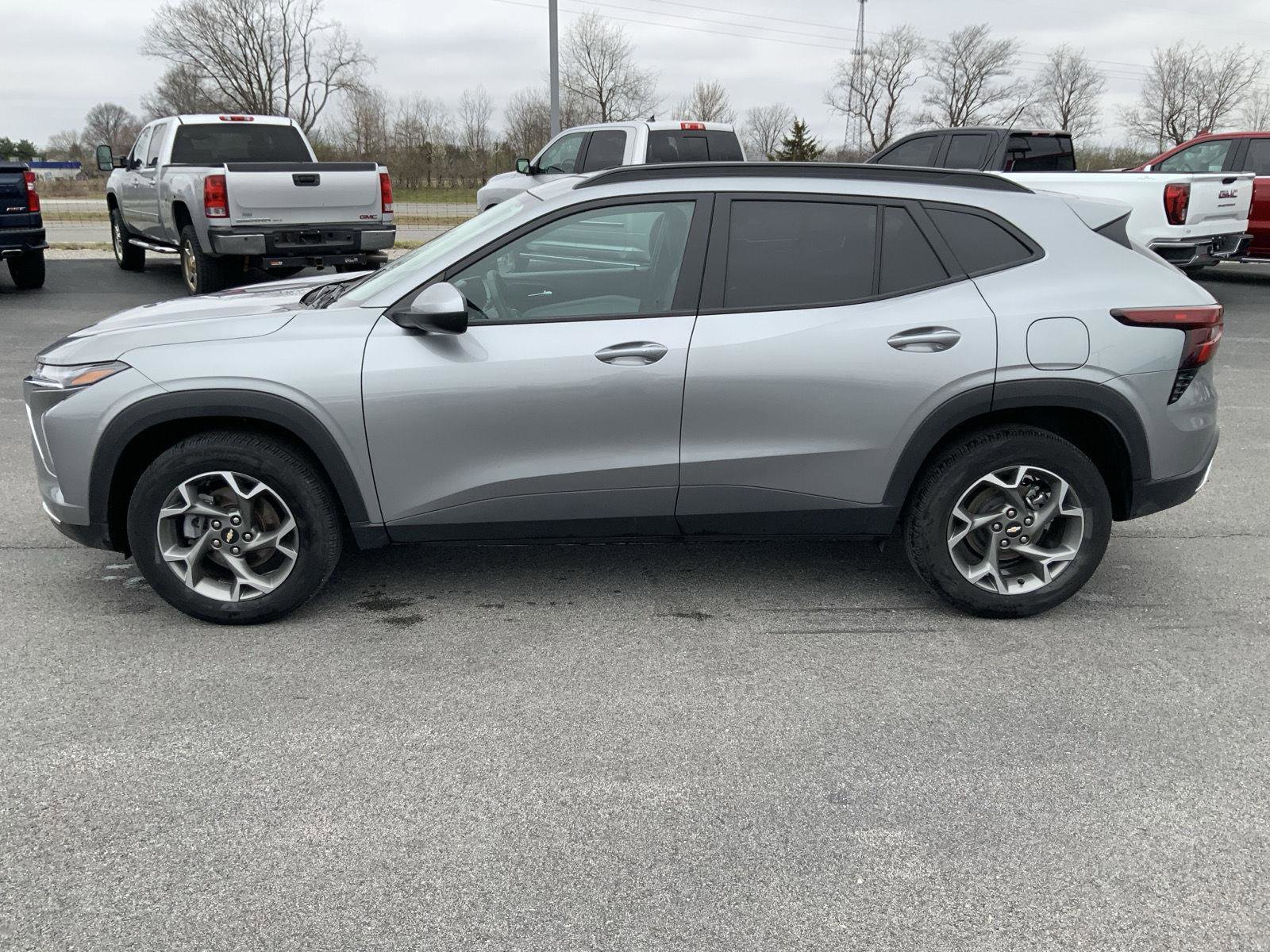 Used 2025 Chevrolet Trax LT w/ LT Convenience Package FWD image 7