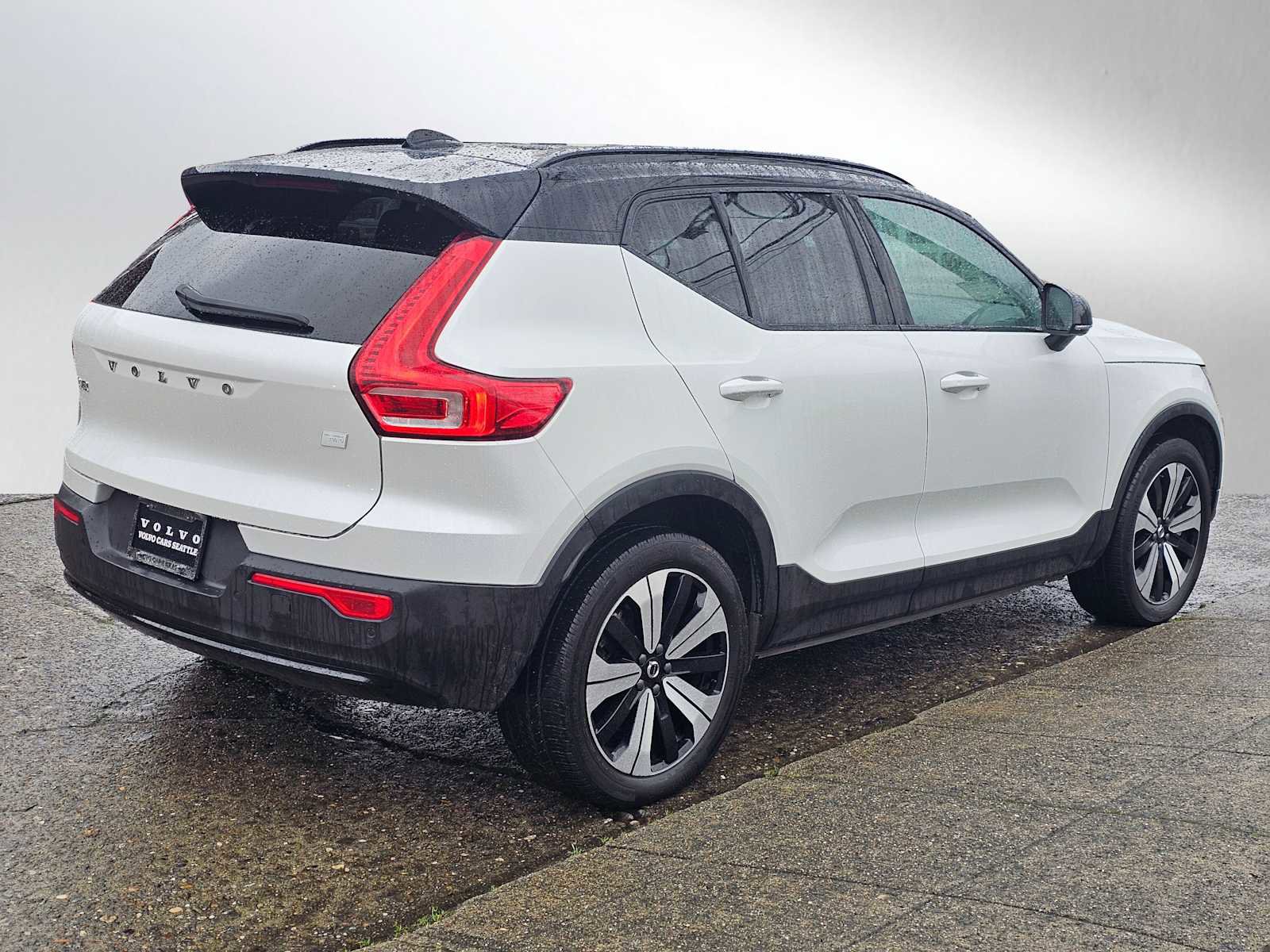 Certified 2023 Volvo XC40 Recharge Plus image 3