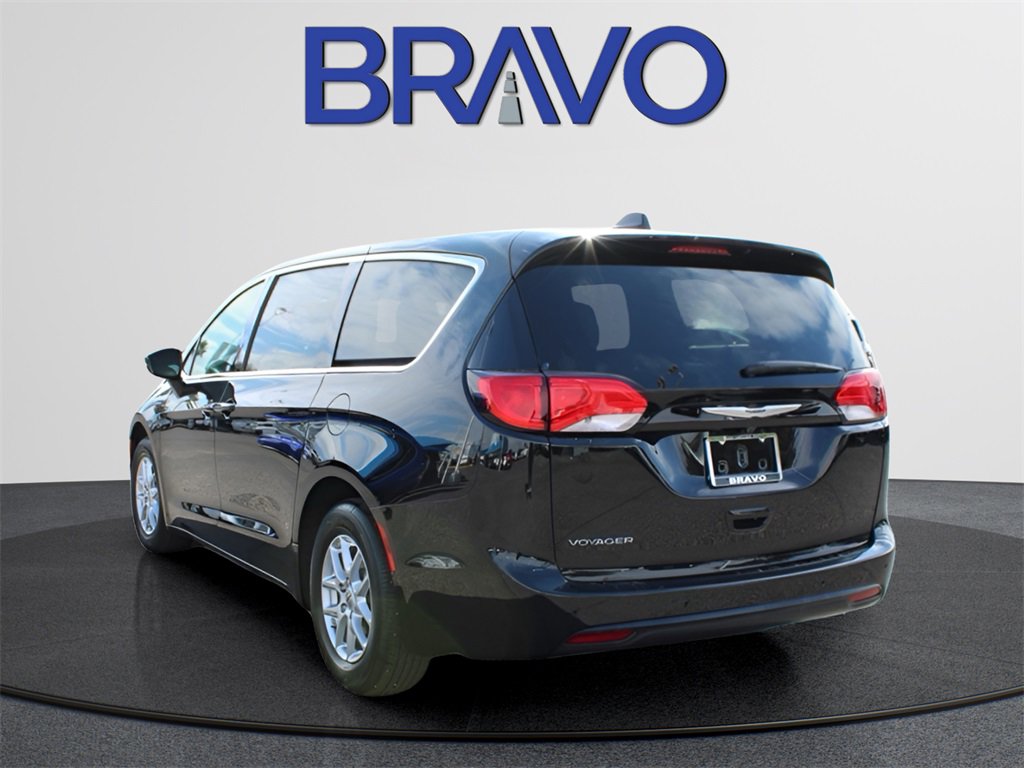 Used 2025 Chrysler Voyager LX image 7