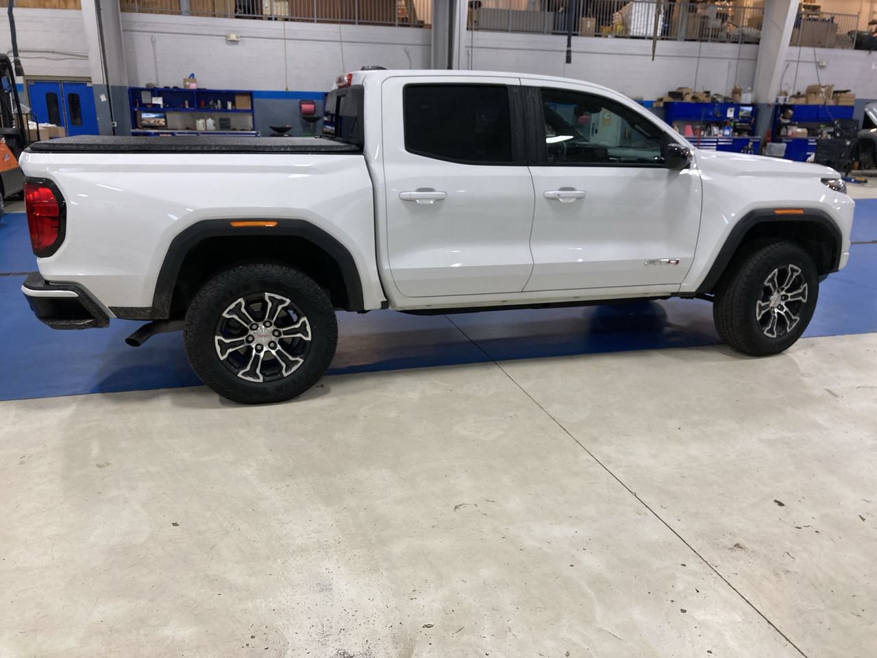 Used 2024 GMC Canyon AT4 w/ AT4 Premium Package AWD/4WD image 8