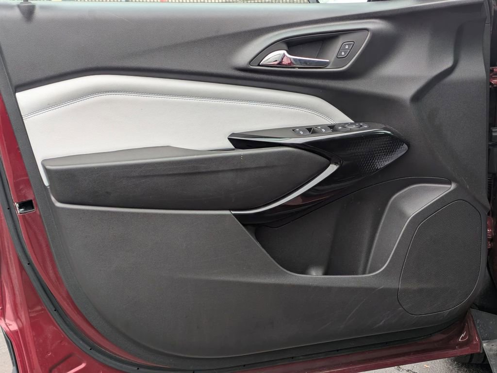 Used 2025 Chevrolet Trax LT w/ LT Convenience Package image 11