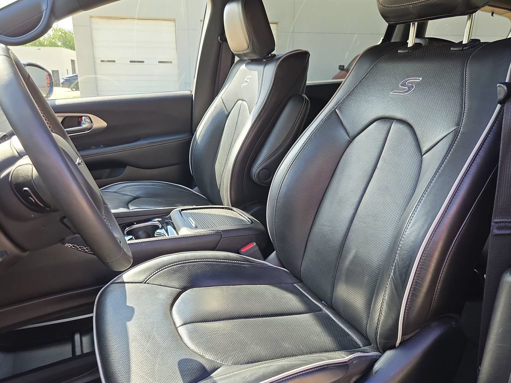 Used 2024 Chrysler Pacifica Limited w/ Uconnect Theater Family Group FWD image 15