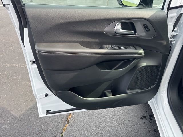 New 2026 Chrysler Pacifica Select image 14