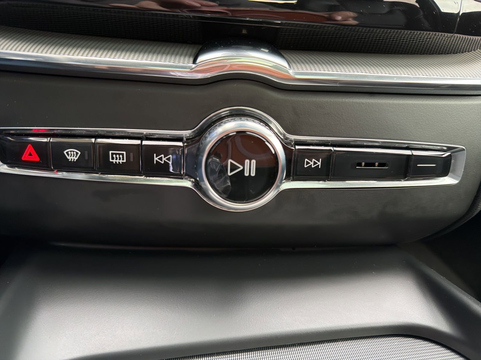 Used 2024 Volvo XC60 B5 Ultimate w/ Protection Package Premier image 28