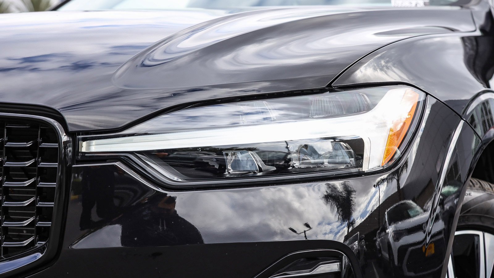 Used 2025 Volvo XC60 B5 Plus image 2