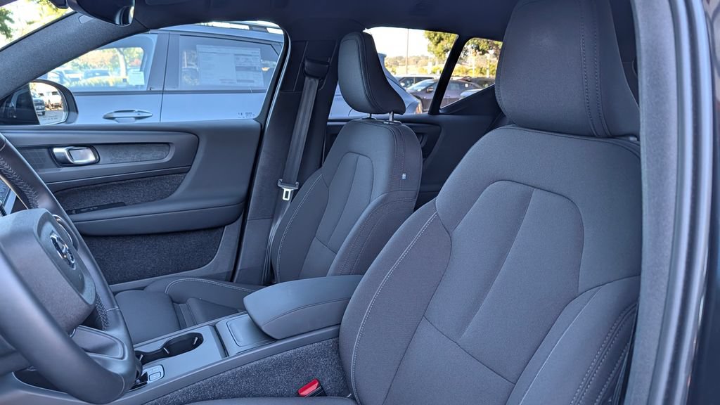 Used 2025 Volvo EX40 Core w/ Climate Package AWD/4WD image 4