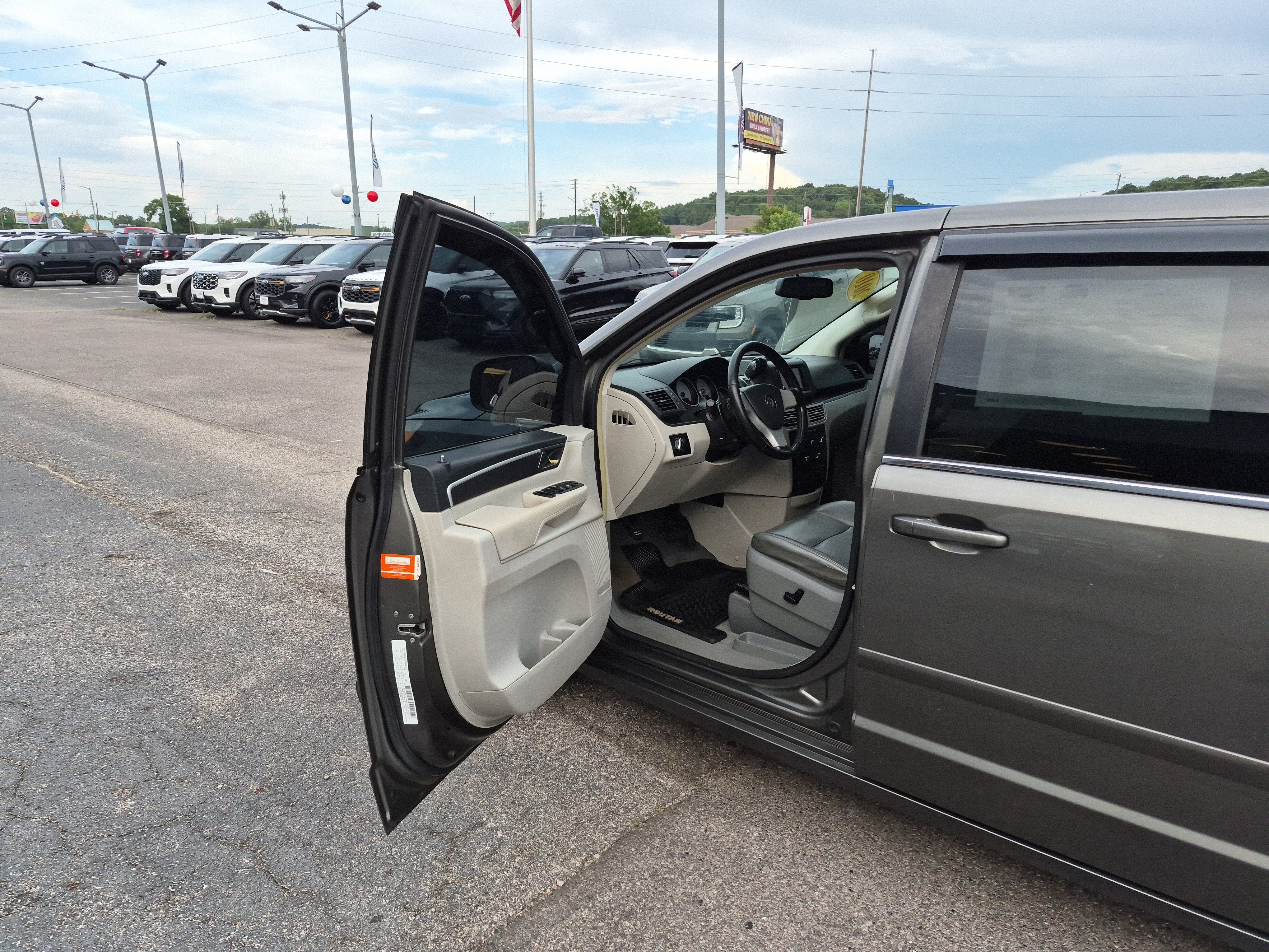 Used 2010 Volkswagen Routan SE FWD image 8