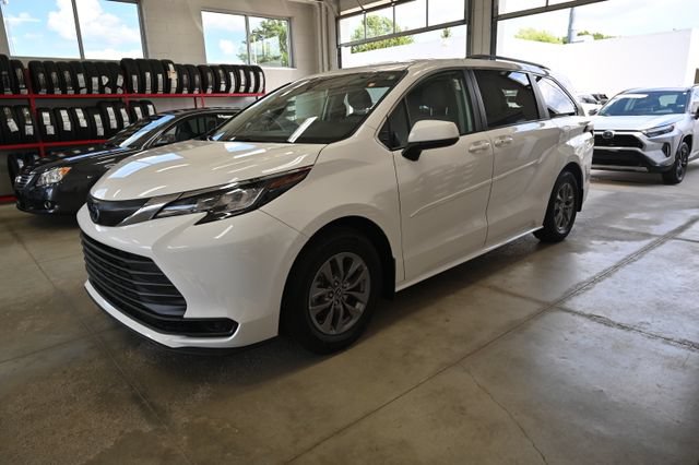 Used 2023 Toyota Sienna LE AWD/4WD image 8