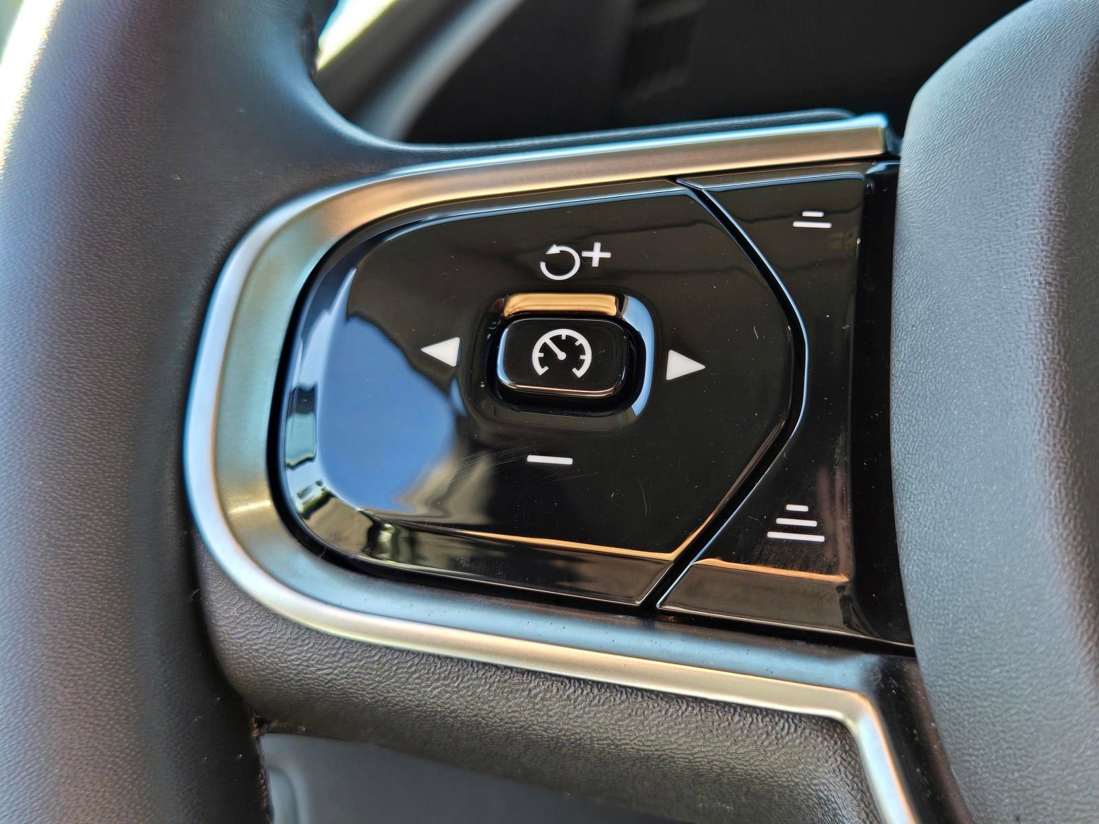 Certified 2023 Volvo XC60 B6 Ultimate w/ Protection Package Premier AWD/4WD image 25