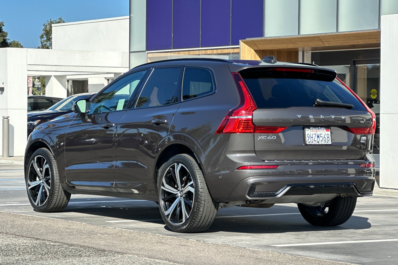 Certified 2023 Volvo XC60 B5 Ultimate w/ Climate Package FWD image 6