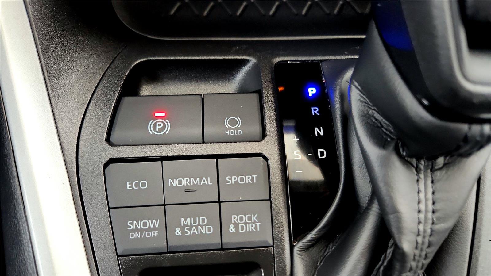 Certified 2025 Toyota RAV4 LE image 33