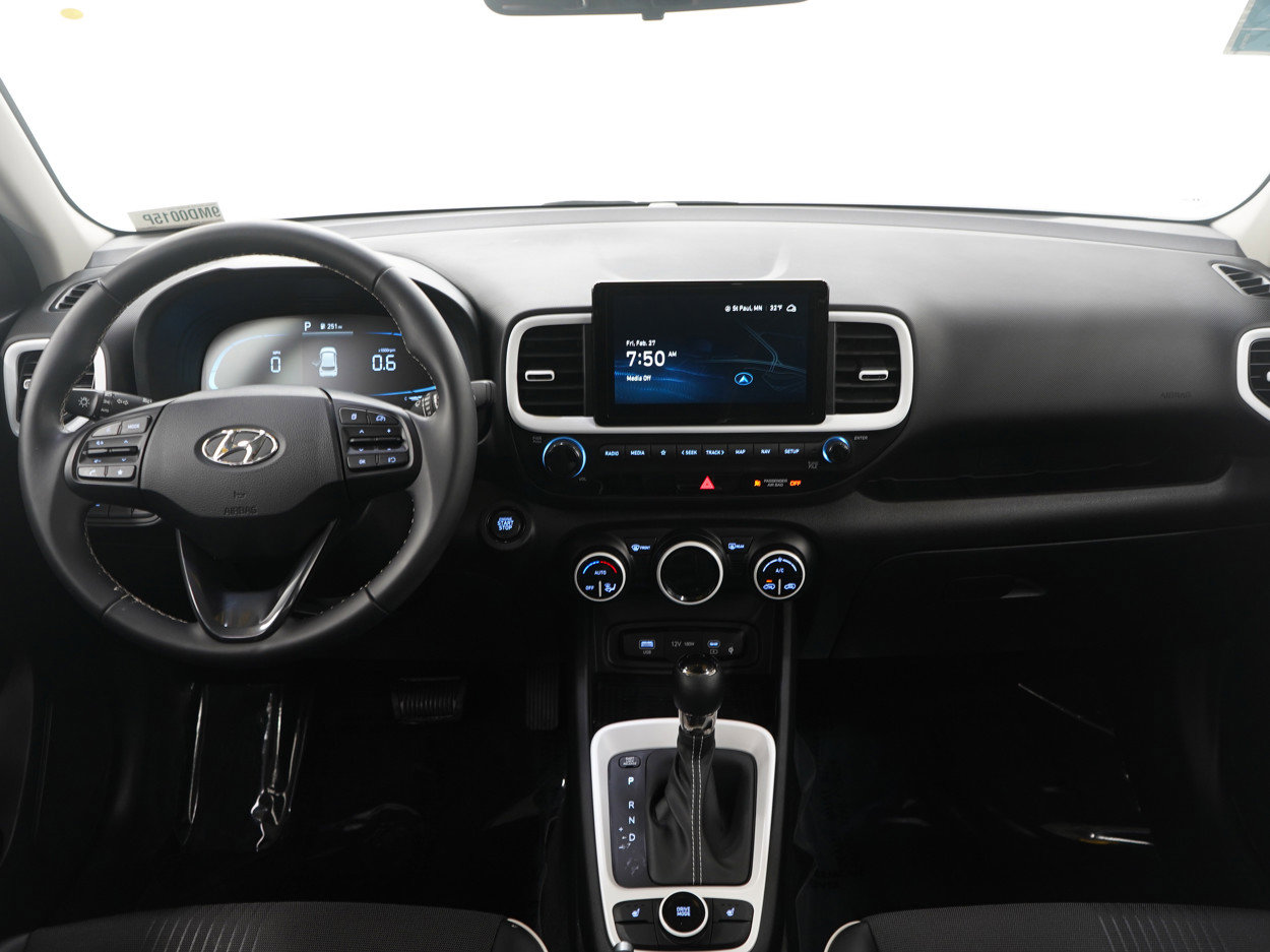 Used 2023 Hyundai Venue Limited image 14
