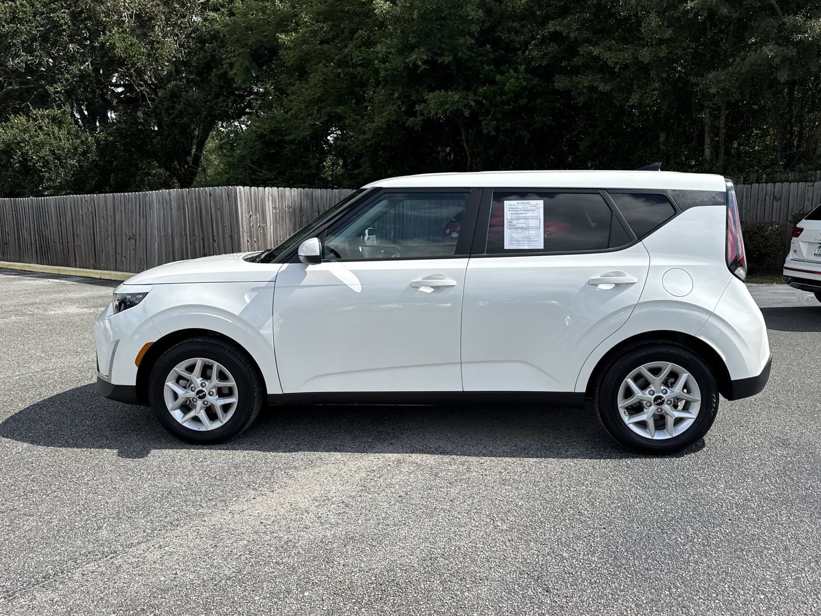Used 2025 Kia Soul LX w/ LX Technology Package FWD image 2