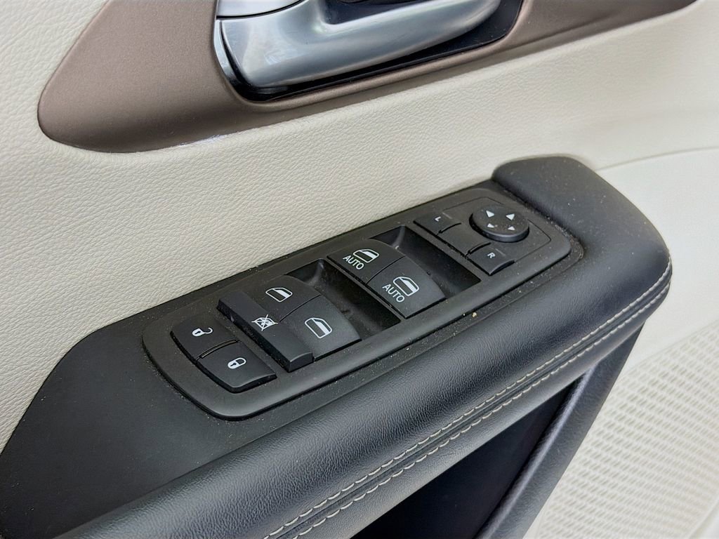 Used 2024 Chrysler Voyager LX image 20
