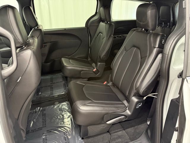 New 2026 Chrysler Pacifica Select AWD/4WD image 23