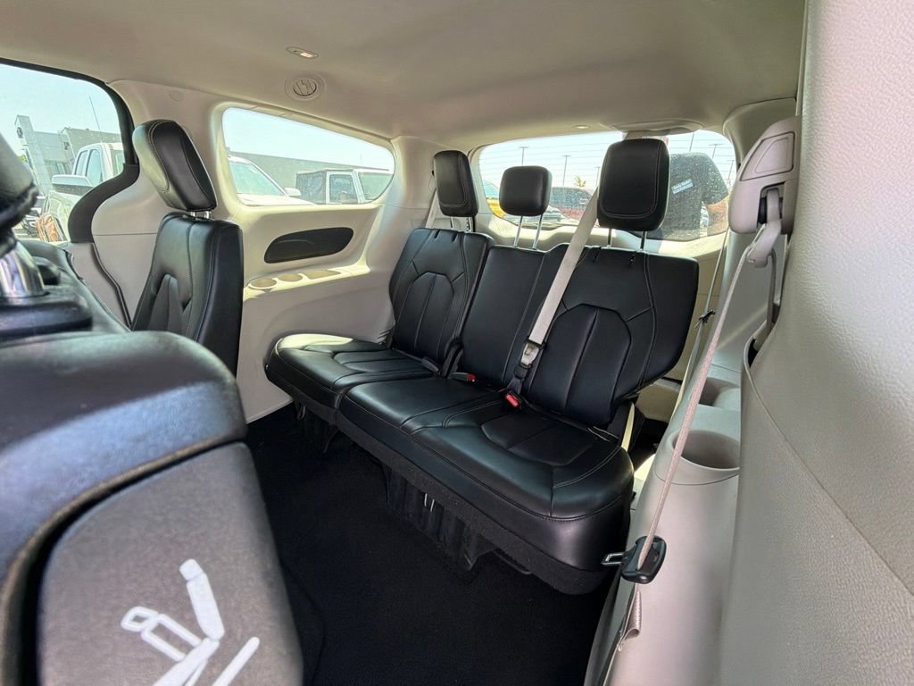 Used 2023 Chrysler Pacifica Touring-L FWD image 17