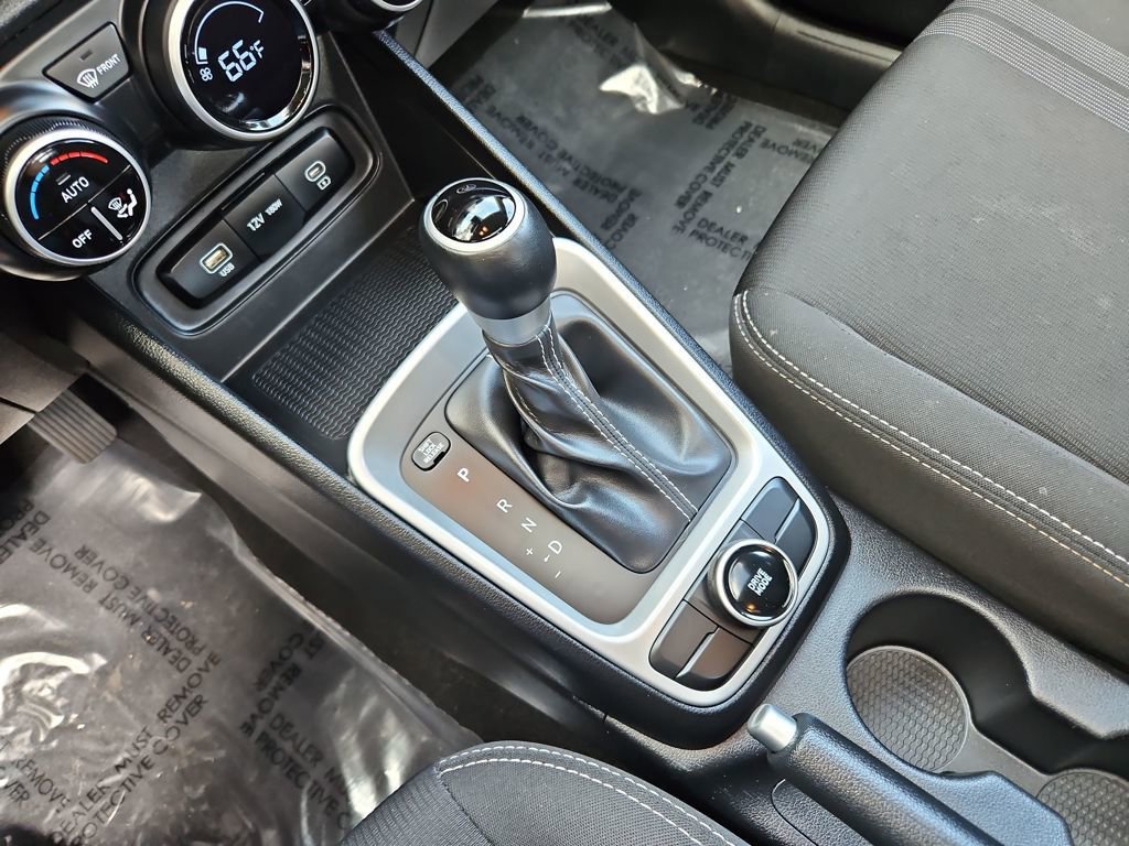 Used 2025 Hyundai Venue SEL image 19