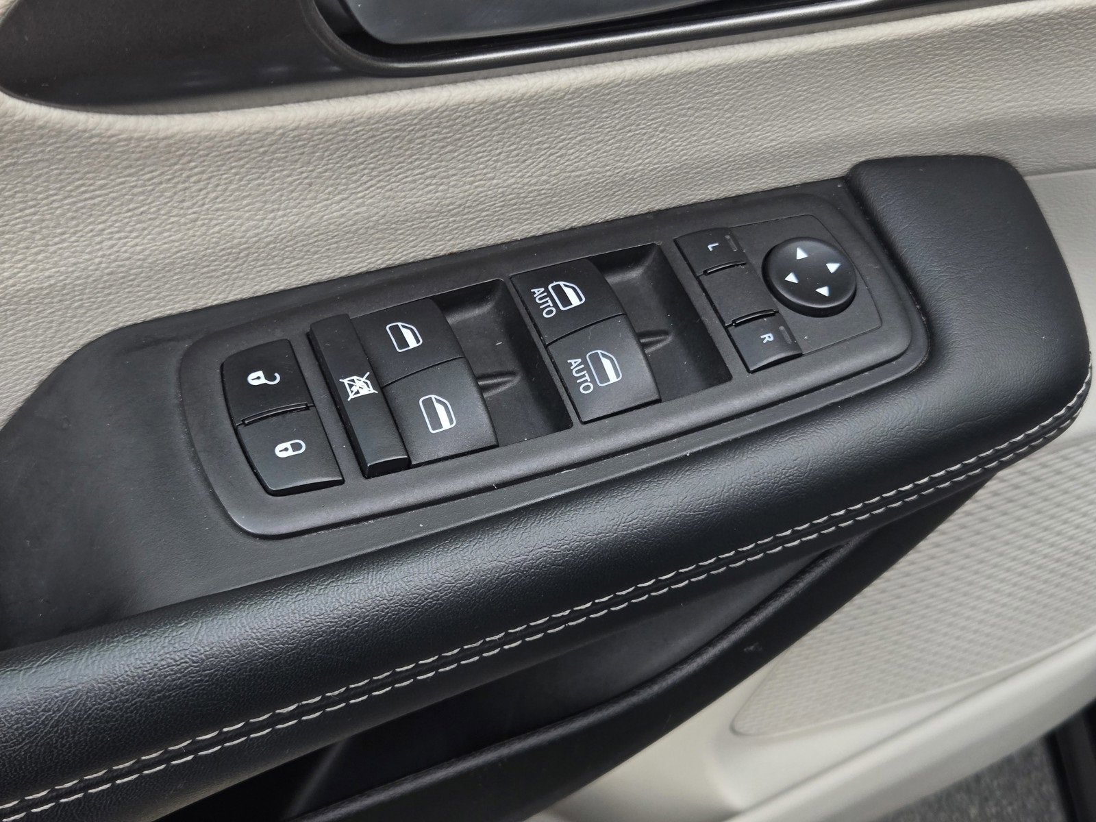 Used 2023 Chrysler Pacifica Touring-L image 10