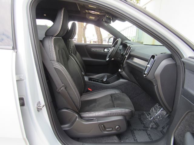 Used 2022 Volvo XC40 P8 Recharge Plus image 21