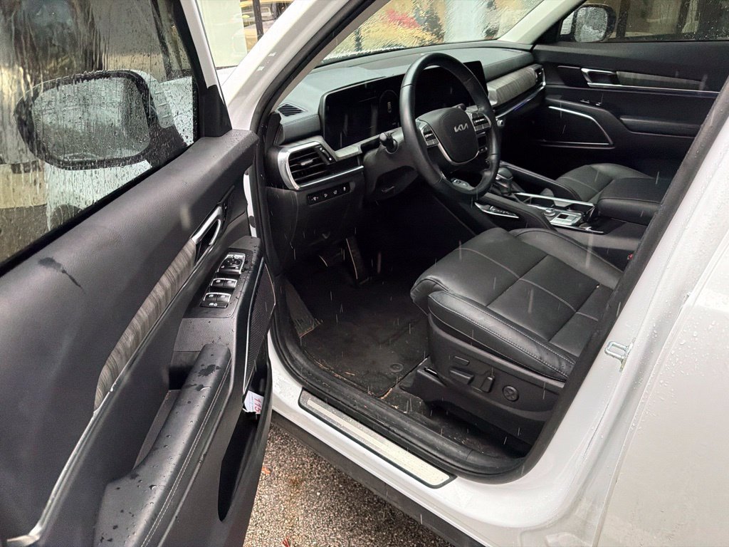 Used 2025 Kia Telluride SX w/ SX Captain's Chair Package FWD image 4