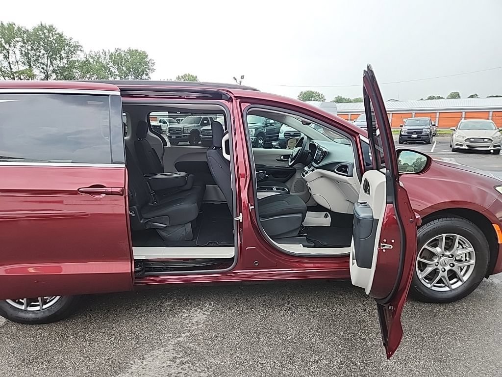 Used 2021 Chrysler Pacifica Touring FWD image 6