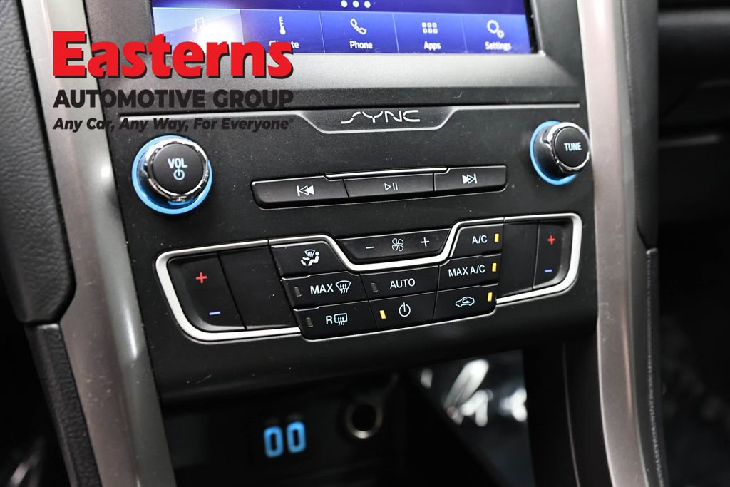 Used 2020 Ford Fusion SE FWD image 20