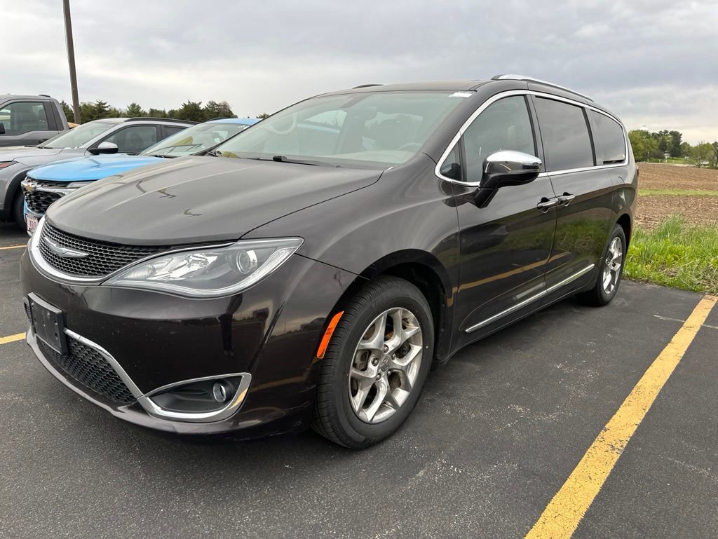 Used 2017 Chrysler Pacifica Limited w/ UConnect Theater Package FWD image 13
