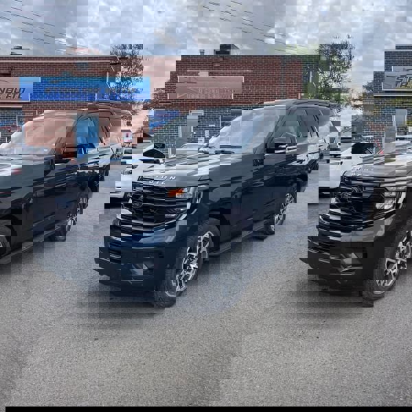 Used 2025 Ford Expedition Active AWD/4WD image 1