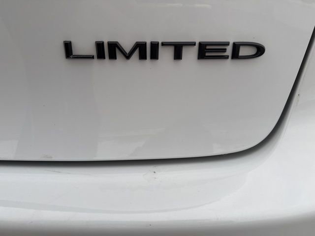 Used 2025 Chrysler Pacifica Limited FWD image 14