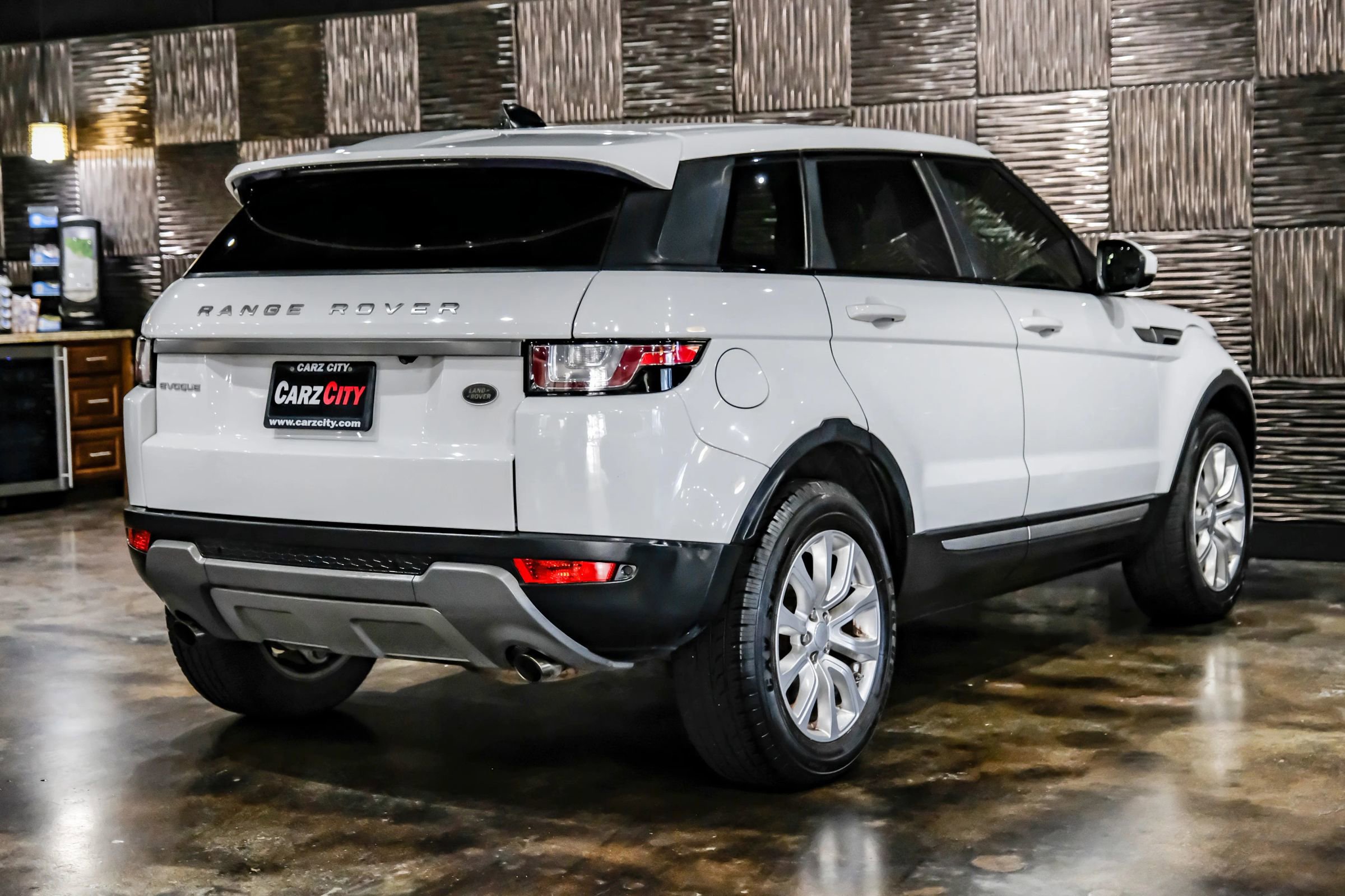 Used 2017 Land Rover Range Rover Evoque SE AWD/4WD image 8