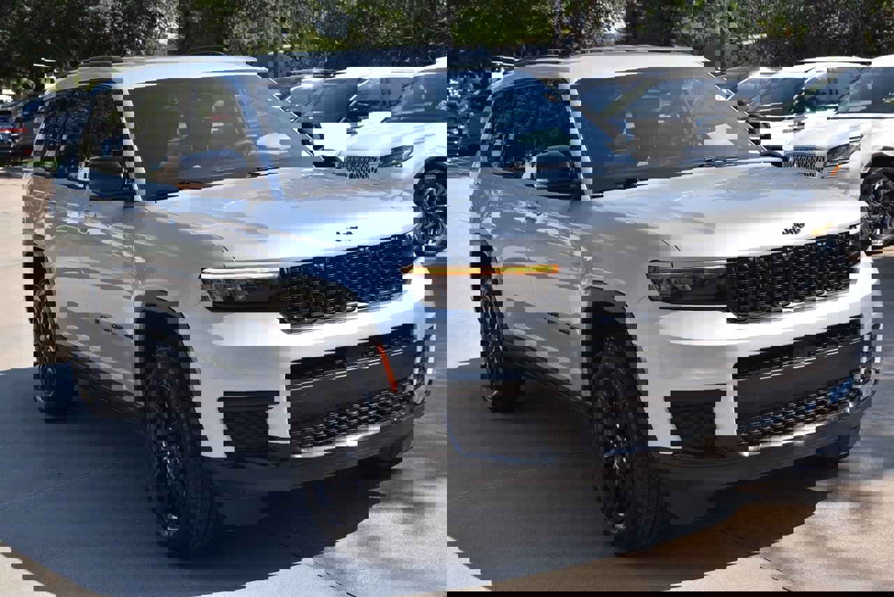 Used 2024 Jeep Grand Cherokee L Laredo image 4