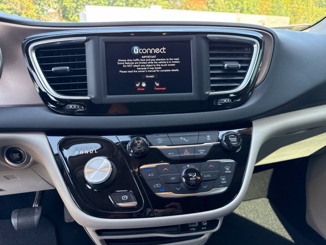 Used 2019 Chrysler Pacifica Touring-L FWD image 20