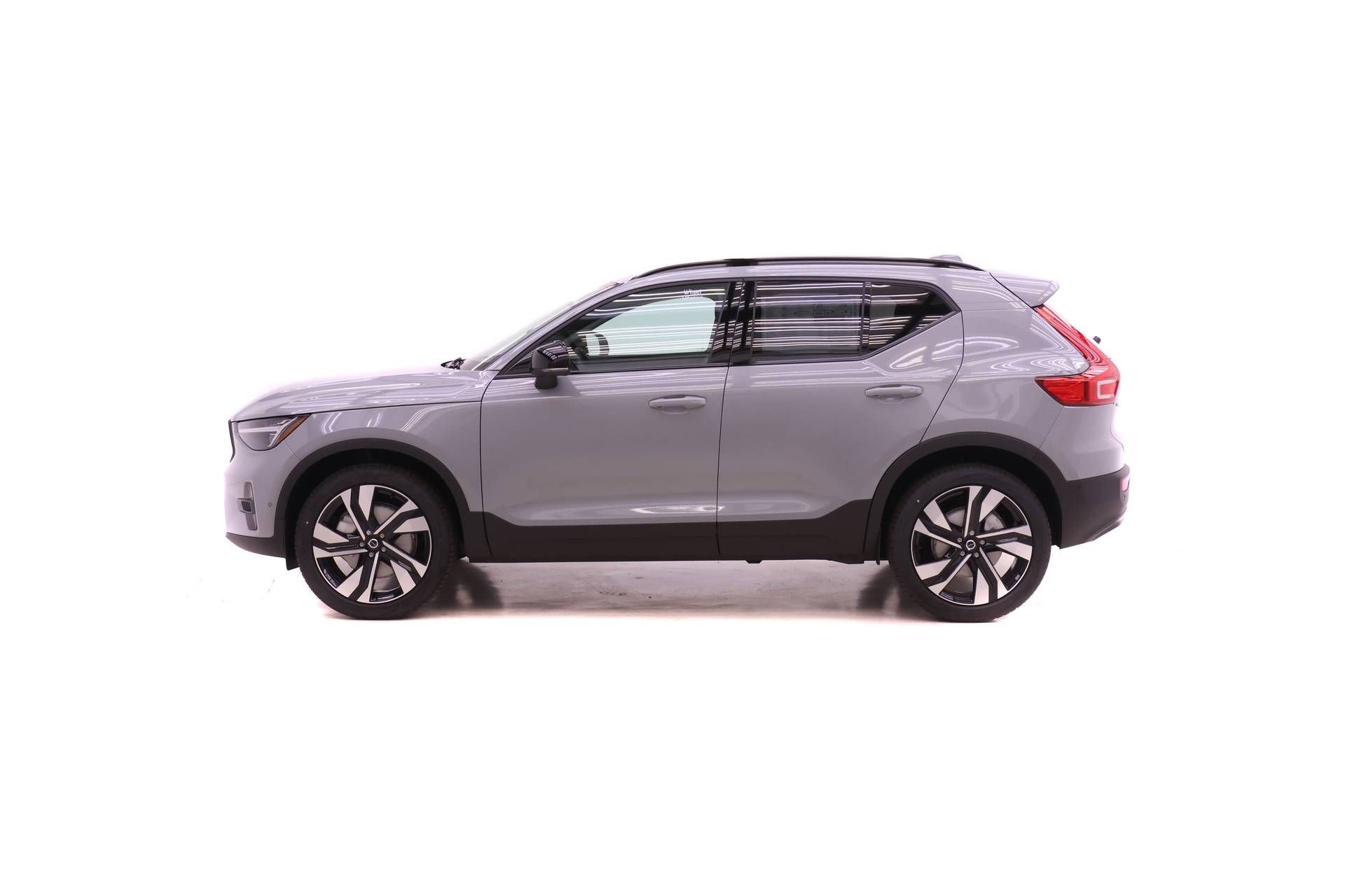 New 2026 Volvo XC40 B5 Plus w/ Protection Package Premier AWD/4WD image 3