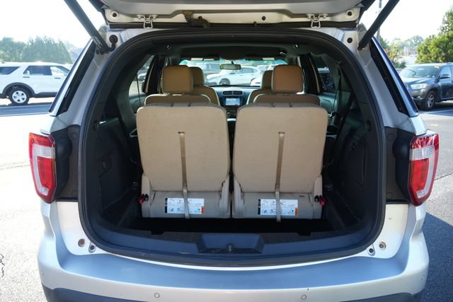 Used 2017 Ford Explorer XLT w/ Equipment Group 202A FWD image 11