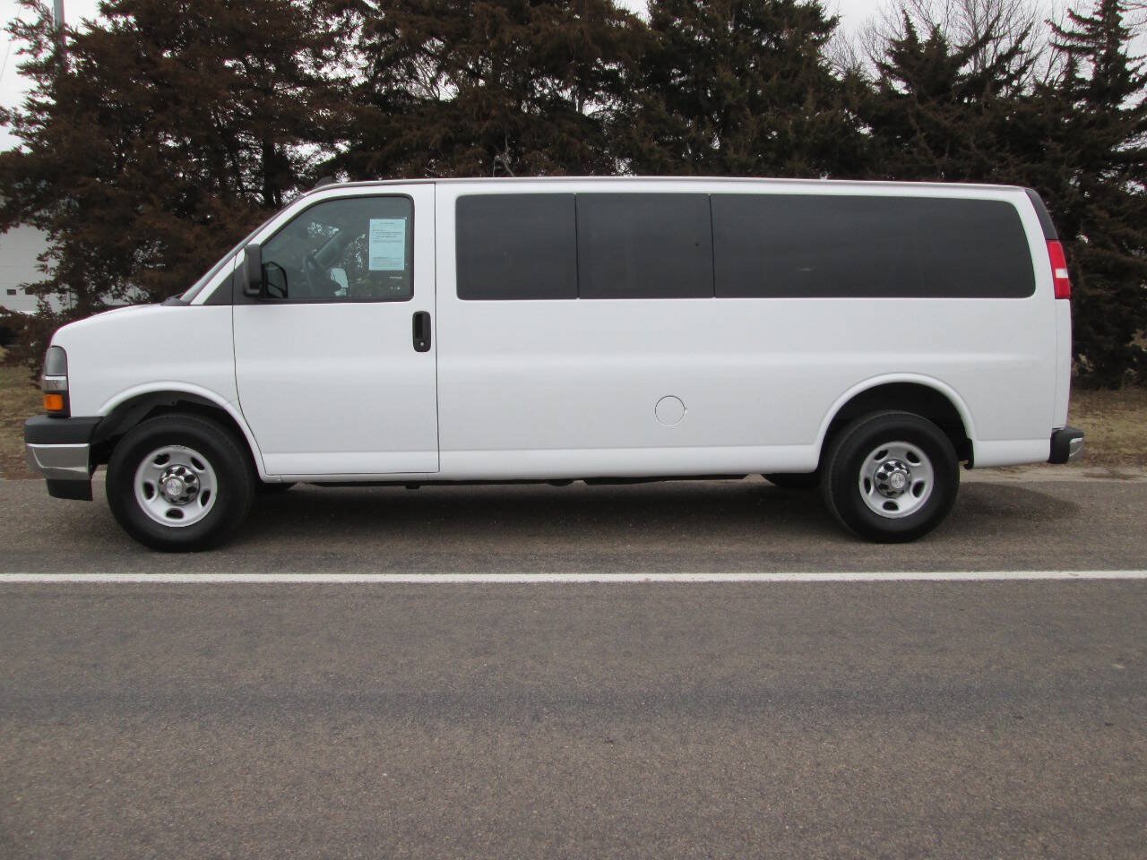 Used 2018 Chevrolet Express 3500 LT w/ LT Preferred Equipment Group RWD image 3