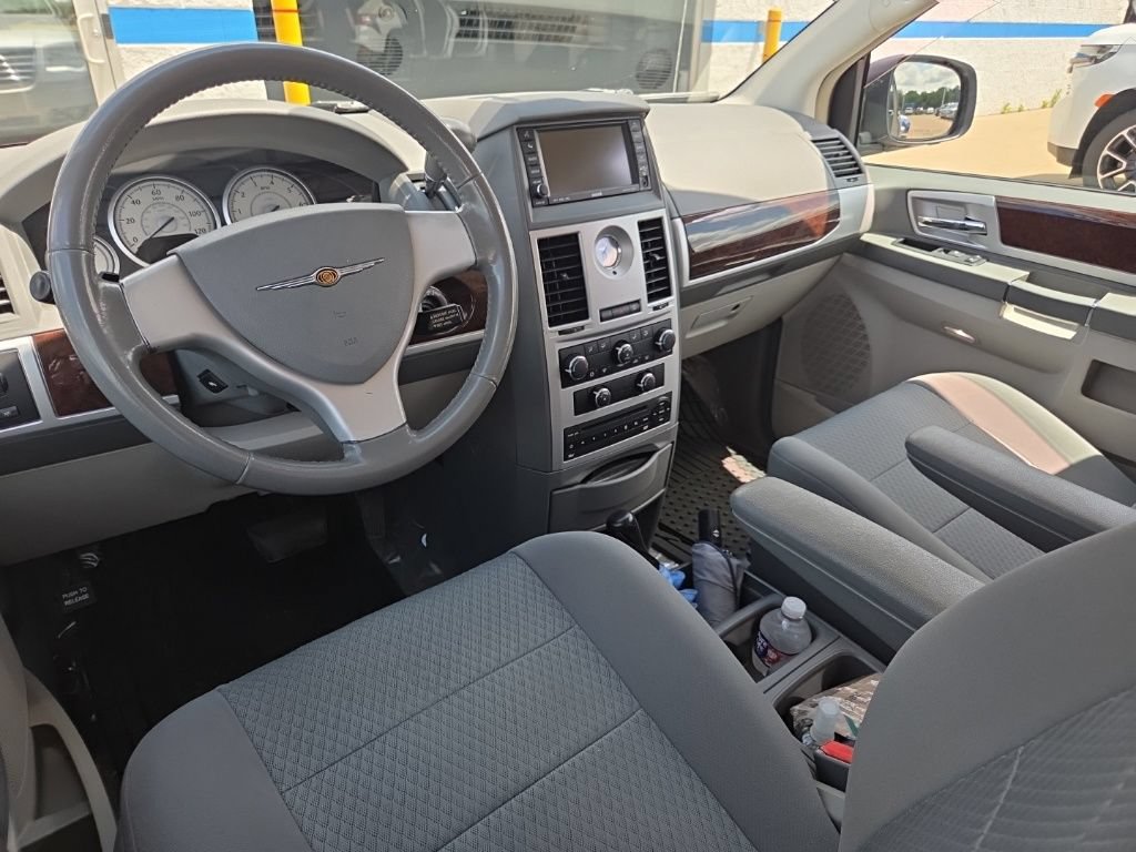 Used 2010 Chrysler Town & Country Touring w/ Entertainment Group #2 FWD image 9