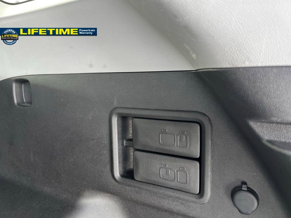 Used 2024 GMC Terrain SLT image 17