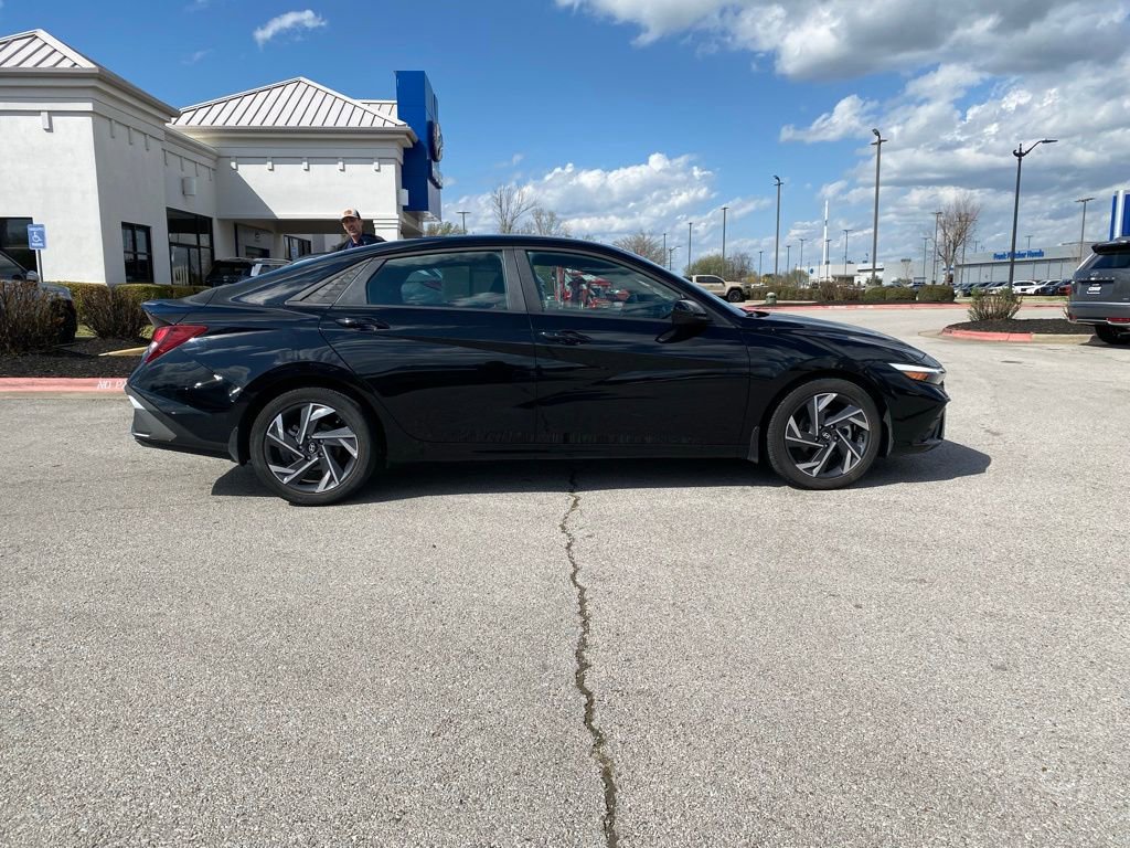 Used 2025 Hyundai Elantra Sport image 8