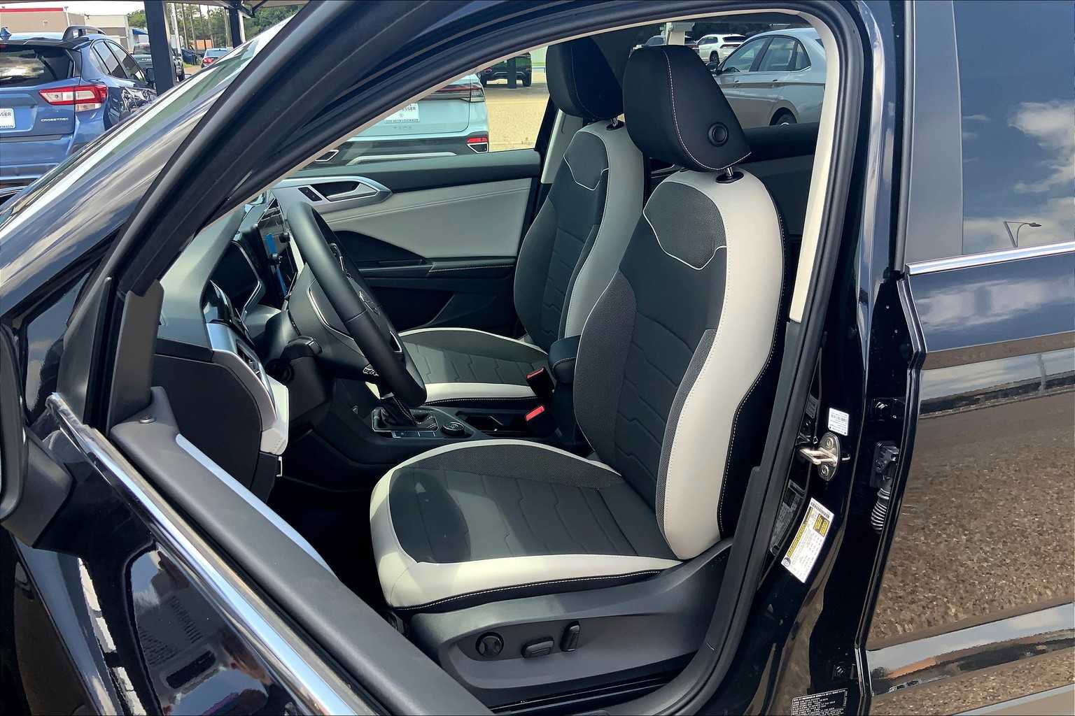 Used 2025 Volkswagen Taos SE AWD/4WD image 9