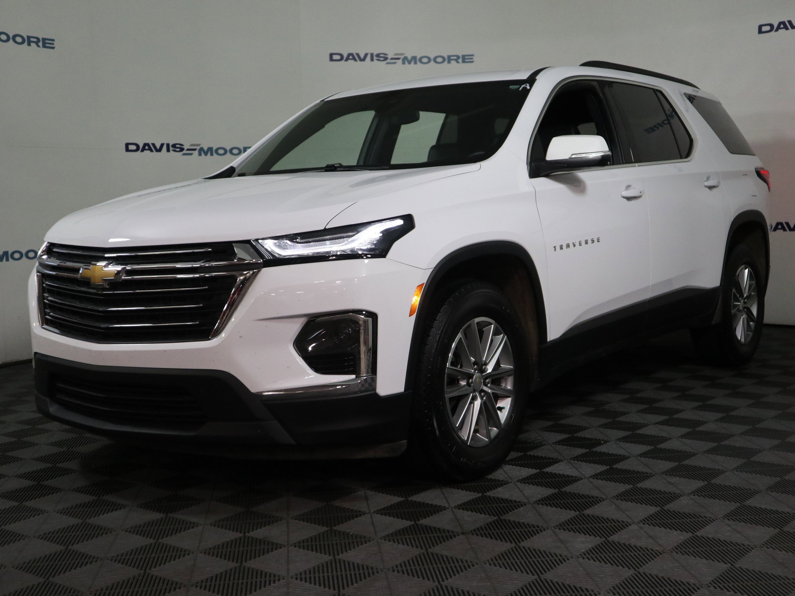 Used 2023 Chevrolet Traverse LT FWD image 12