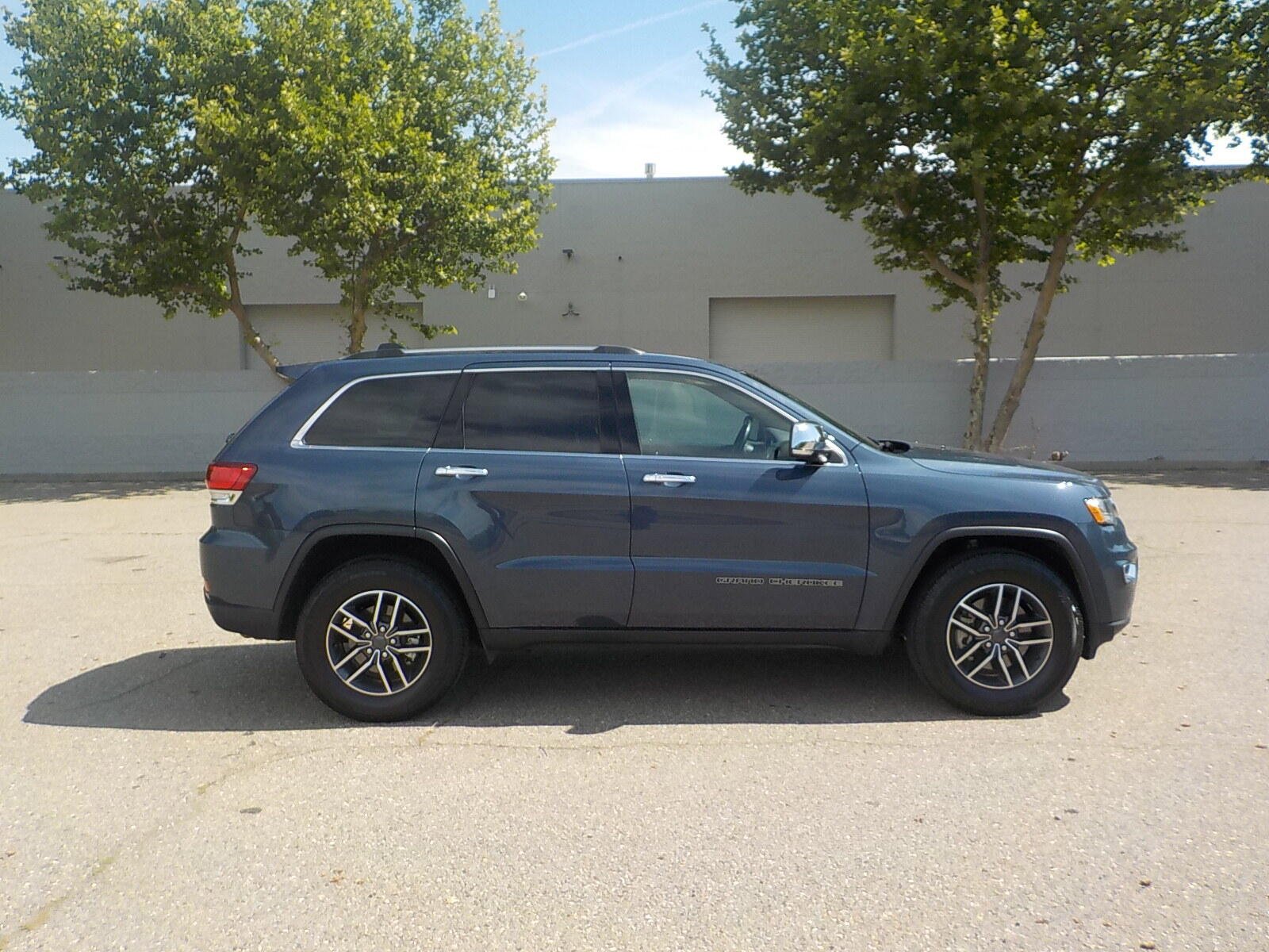 Used 2021 Jeep Grand Cherokee Limited w/ Trailer Tow Group IV AWD/4WD image 2