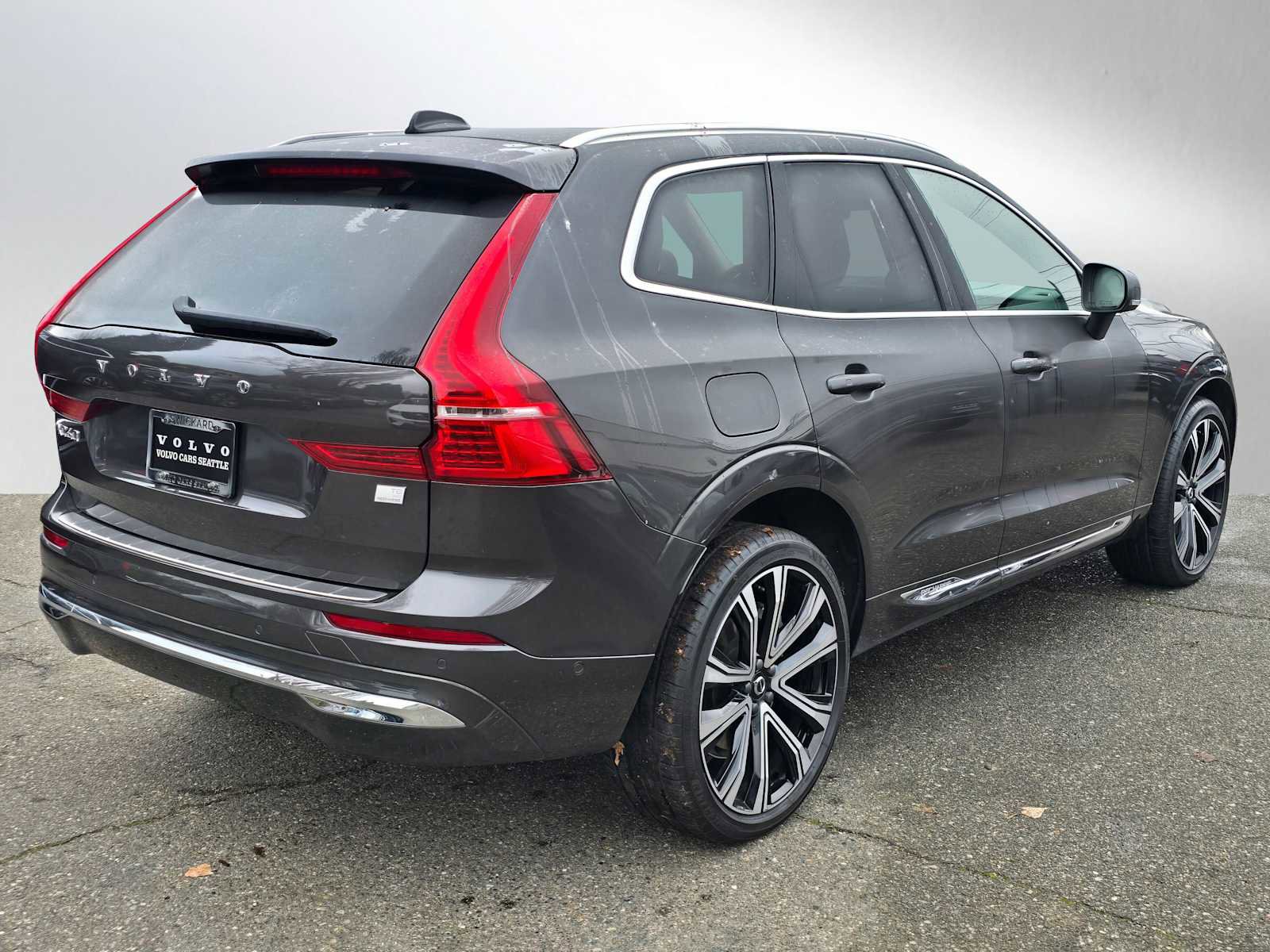 Certified 2023 Volvo XC60 T8 Ultimate w/ Climate Package image 3