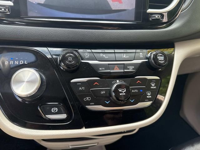 Used 2024 Chrysler Pacifica Touring-L FWD image 25