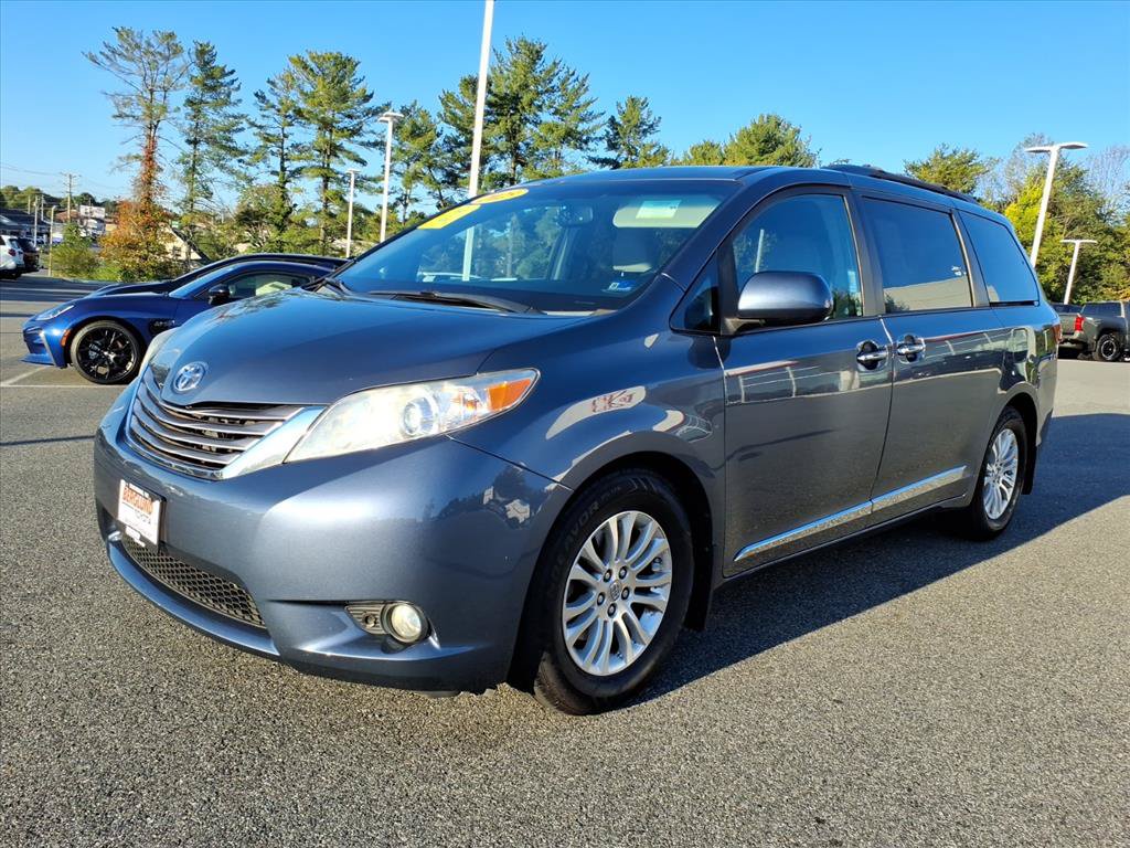 Used 2015 Toyota Sienna XLE w/ XLE Navigation Package FWD image 14