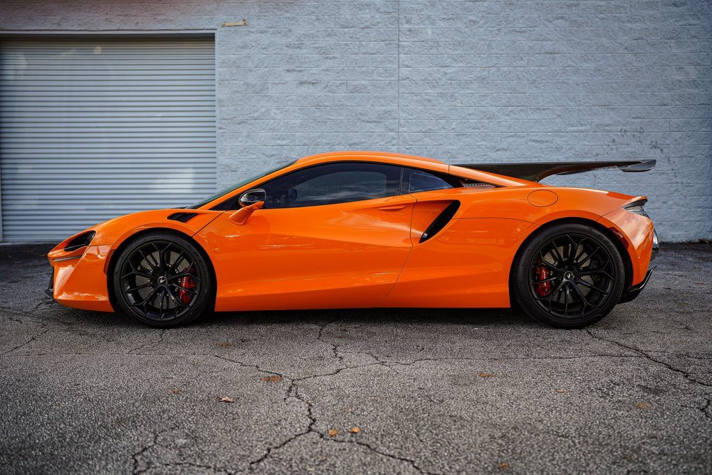 Used 2023 McLaren Artura image 12