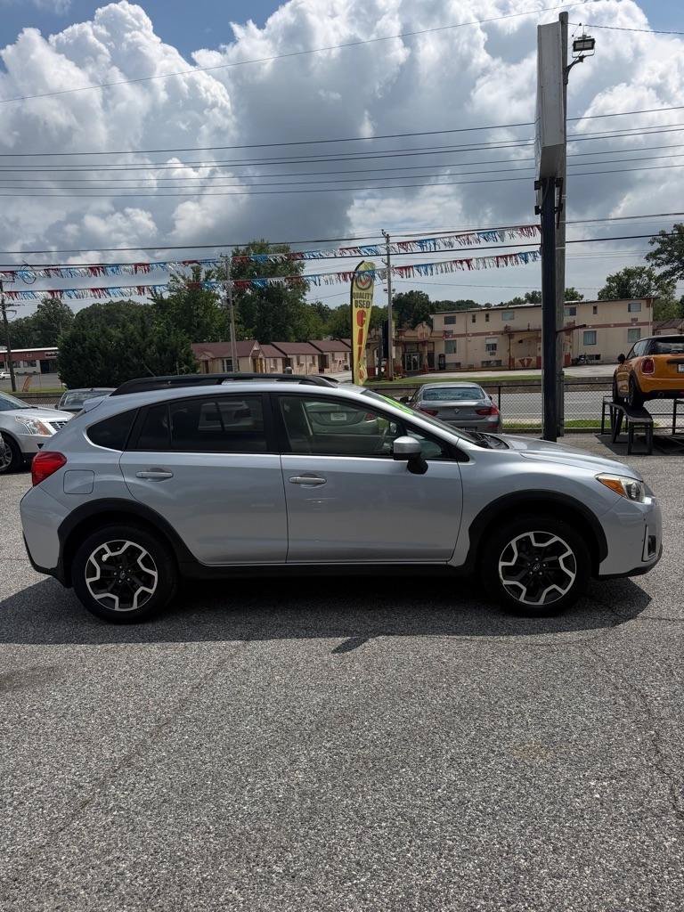 Used 2017 Subaru Crosstrek 2.0i Premium w/ Moonroof Package AWD/4WD image 5